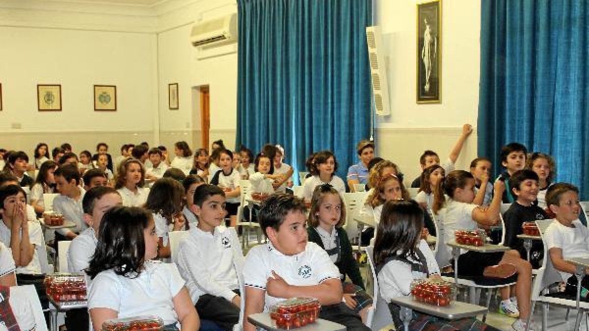 Los niños recibieron tarrinas con tomatesx,auto