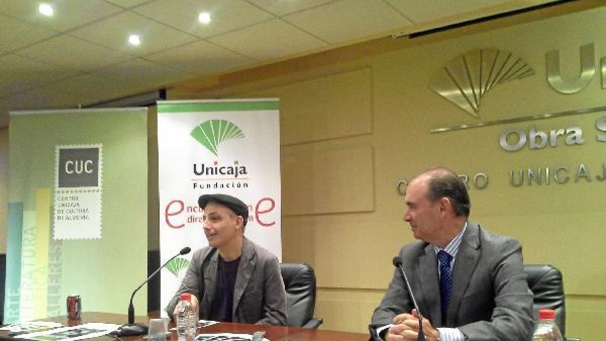 Pablo Berger, director de ‘Blancanieves’, y José Manuel Alba, de Unicaja, ayer.tyle>.apqj{