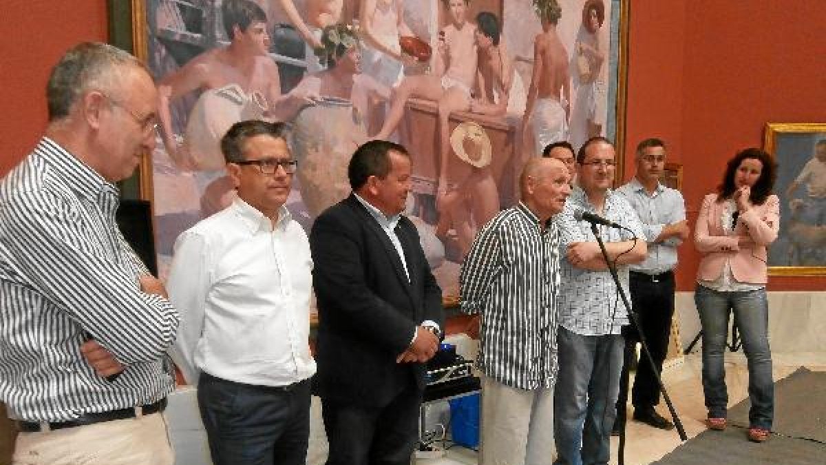 Autoridades políticas, colaboradores y organizadores escuchan a Antonio López. tyle>.apqj{