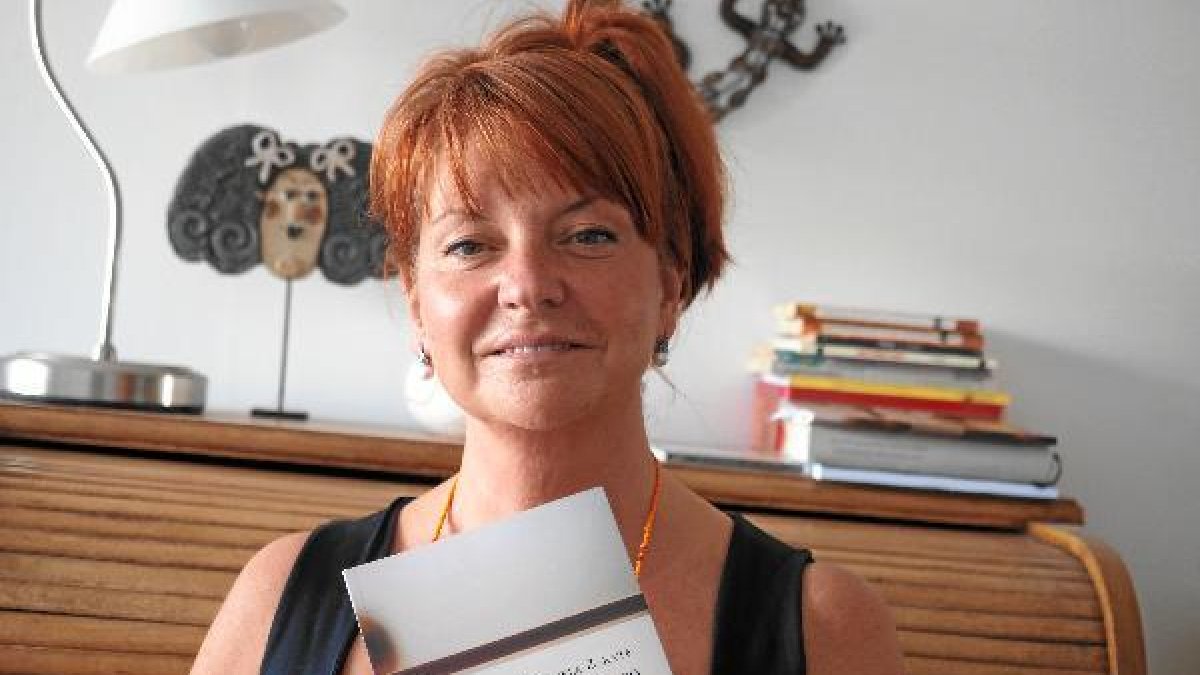 Gabriela Zárate ha publicado su primer libro con la editorial Lastura. tyle>.apqj{position