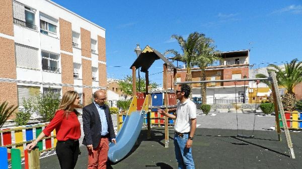 Concejal  y alcalde, en uno de los parques.x,au