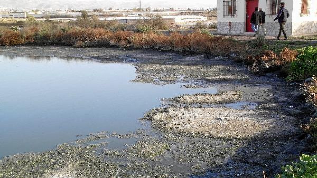 Imagen  facilitada por IU en la que se ve un vertido de aguas sucias.tyle>.apqj{position:a