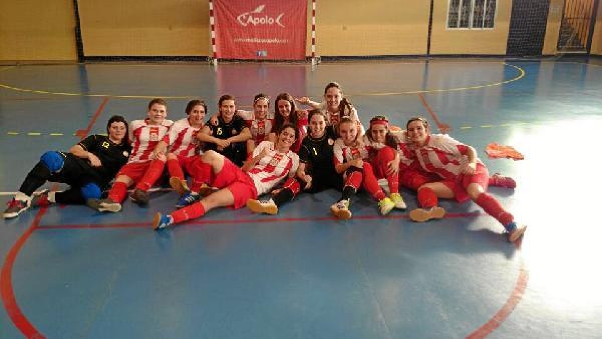 Las almerienses celebraron en la pista de Loja la clasificación.tyle>.apqj{position:absolu