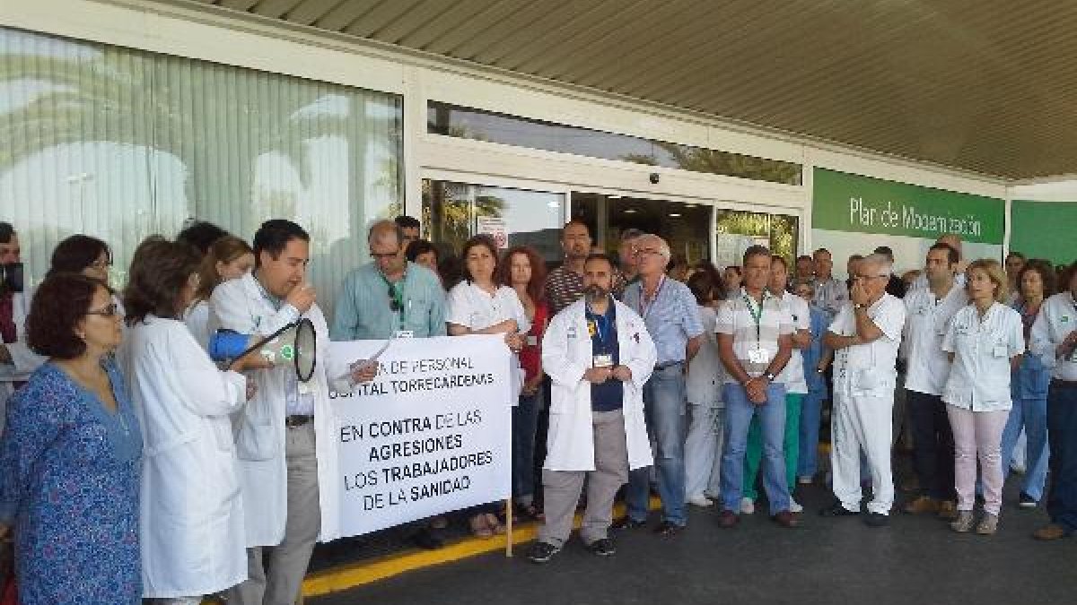Sanitarios se concentran en Torrecárdenas contra las agresiones.tyle>.apqj{position:absolu