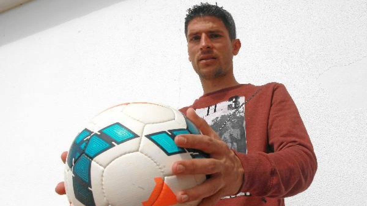 Salva Sevilla cada vez que aguante el balón serán minutos para el Almería.tyle>.apqj{posit