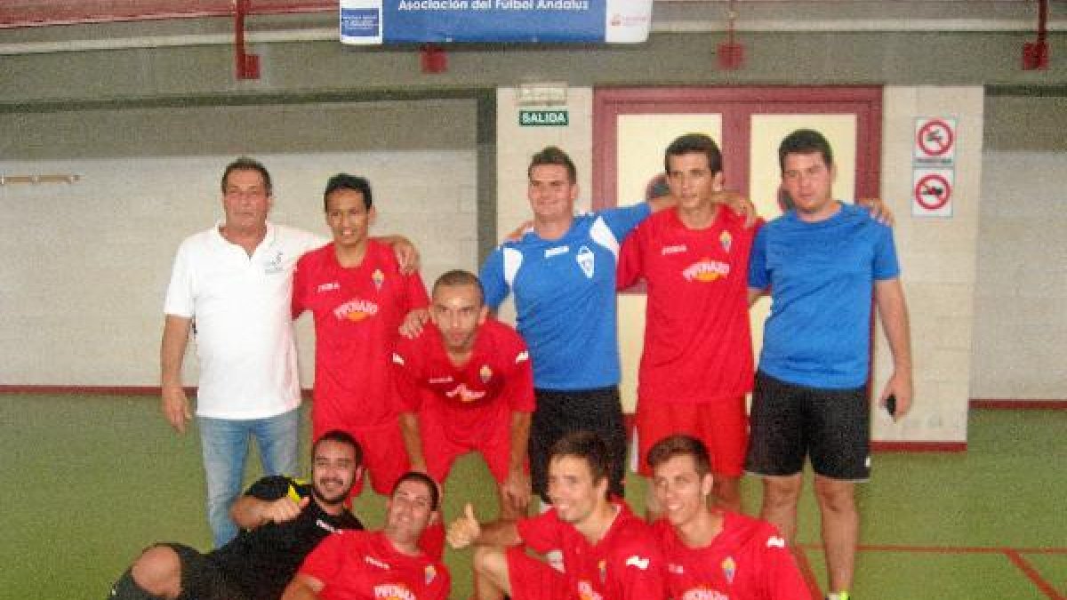Los jugadores del Mena posan felices tras conquistar la Copa.e;