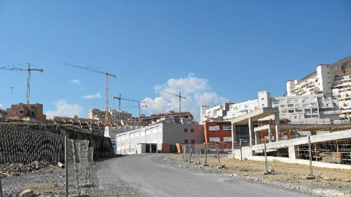 El barrio inacabado de Las Colinas unirá a los afectados por estafa inmobiliaria para interponer dem