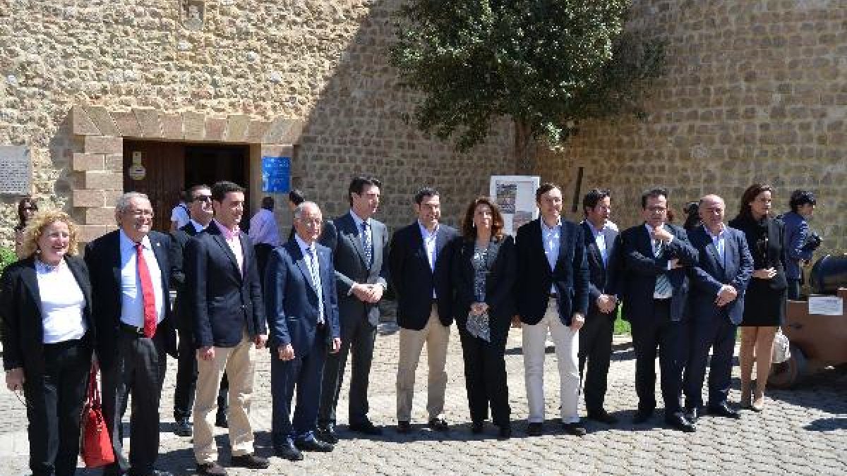 El ministro se reunió con empresarios turísticos en el Castillo de Santa Ana.tyle>.apqj{po
