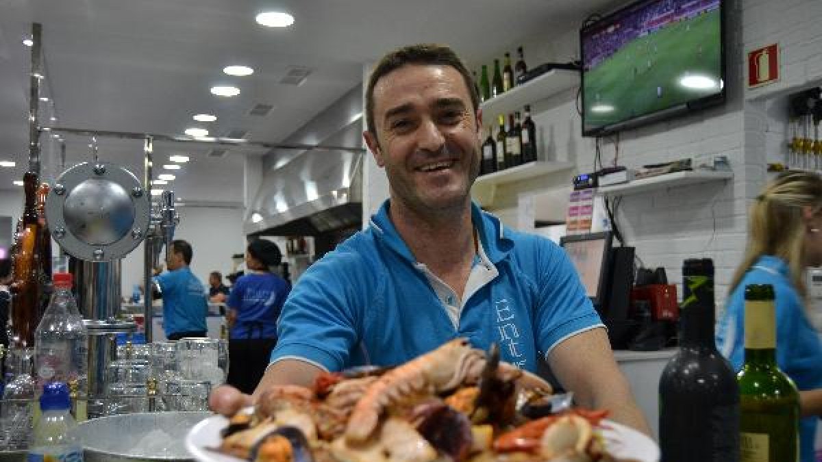 El encargado, muestra una de las raciones estrella.e;clip:rect(