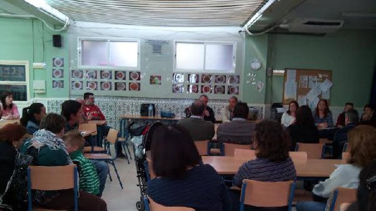 Asamblea del AMPA de Santa Isabel para tratar el tema del comedor, el pasado marzo.tyle>.a