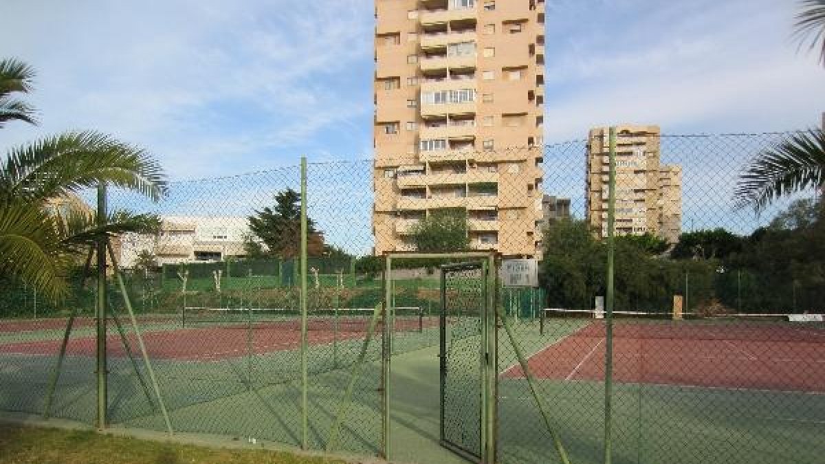 Estado de las pistas en la calle Cerezo de Aguadulce.e;clip:rec
