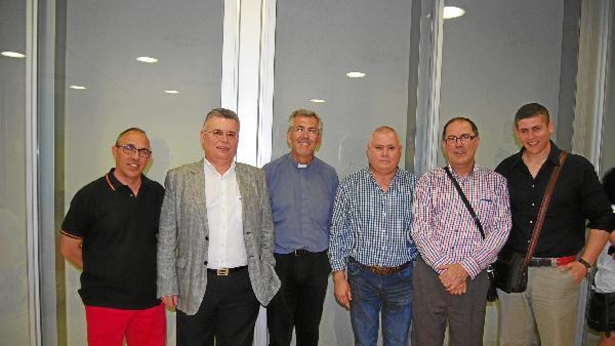 Cofrades y autoridad eclesial en el evento.x,au