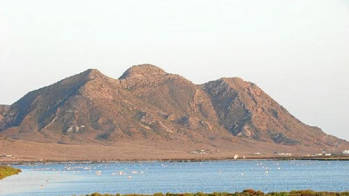 Tras las lagunas y salinas y bajo la sierra iba este hotel. e;c