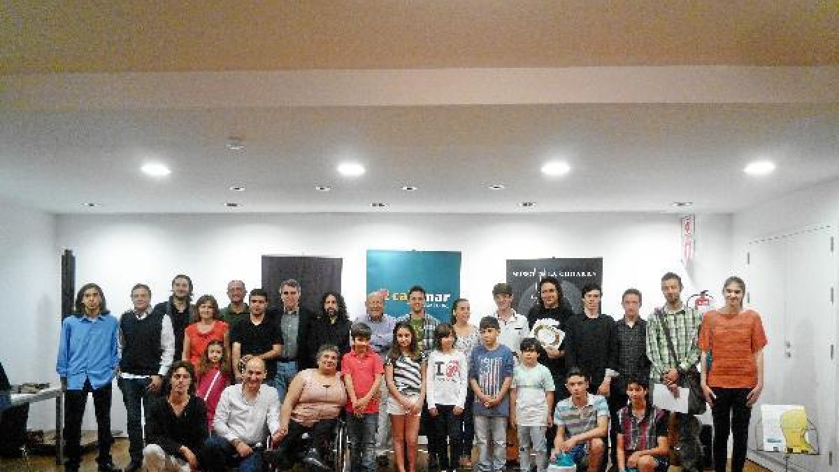 Foto de familia de los ganadores y organizadores.e;clip:rect(46