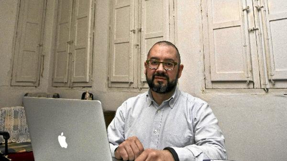 El reumatólogo almeriense en su consulta.x,auto