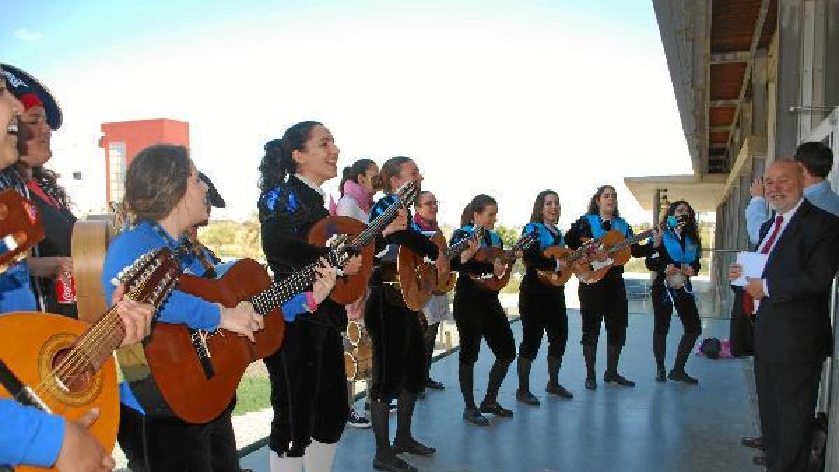 La tuna femenina con el rector de la UAL.x,auto
