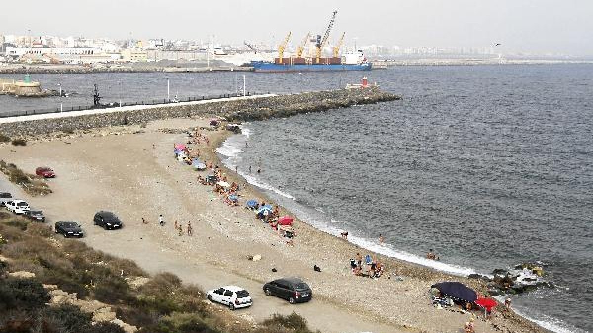 Imagen de la playa de Las Olas, una de las más próxima a los barrios de Pescadería-La Chanca
