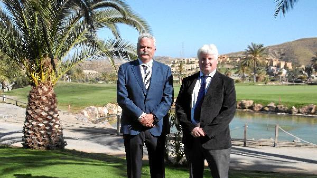 Responsables de Valle del Este y de Codeur posan en el campo de golf.tyle>.apqj{position:a