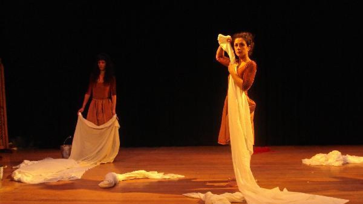 Ensayo de Márgenes que hace un teatro muy físico que bebe de la danza. tyle>.apqj{position