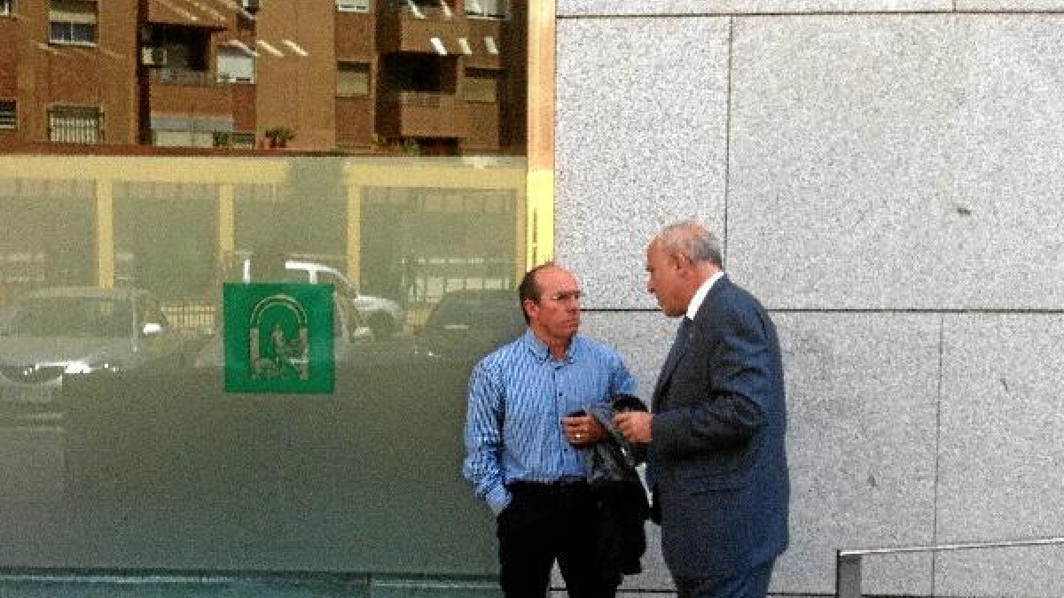 Juan Bisbal y su letrado Juan Marfil en los juzgadose;clip:rect