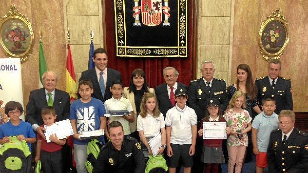 Foto grupal de los premiados y las autoridades.