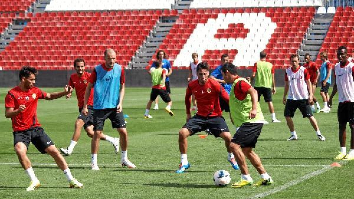 Rafita con el balón en uno de los rondos.x,auto