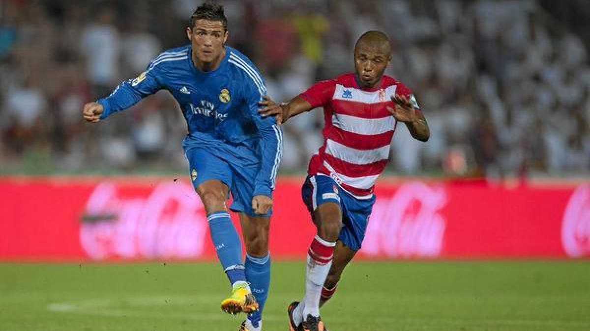 Brahimi, luchando un balón con Cristiano Ronaldo.e;clip:rect(46