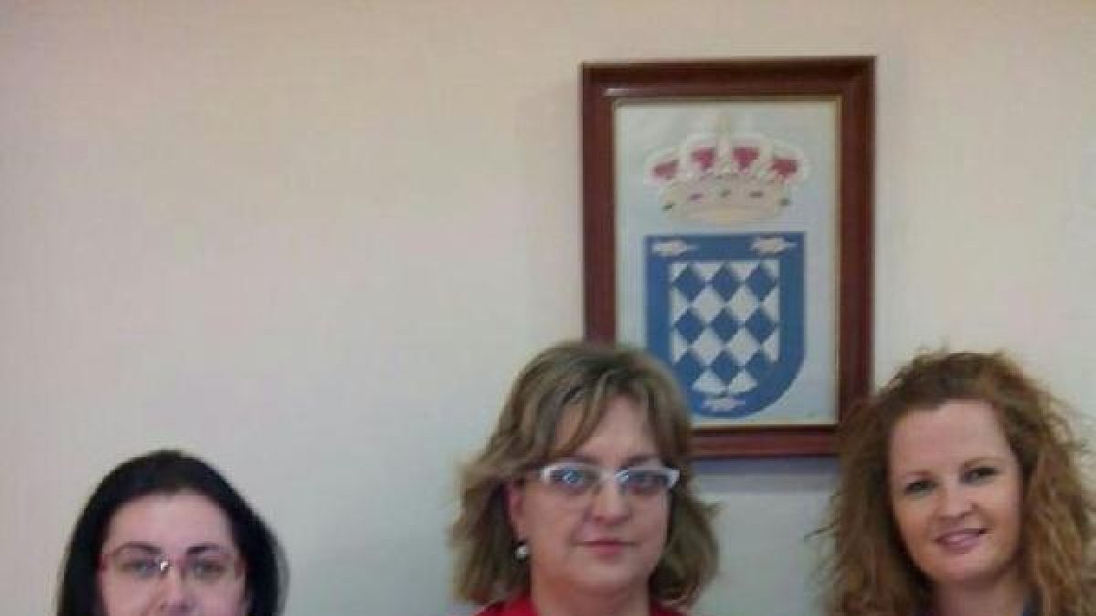 Ediles del PSOE posan con una convocatoria de un pleno.e;clip:r