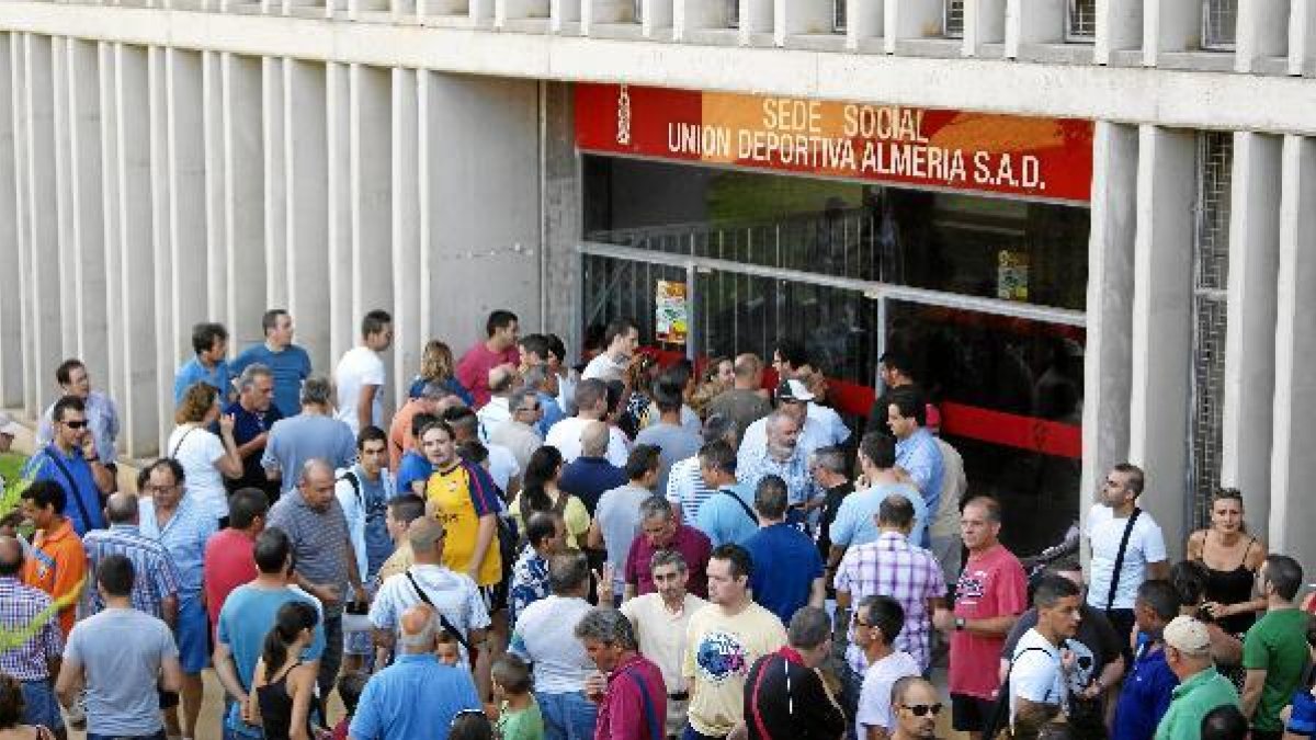 La sede del Almería se verá muy concurrida de aficionados.e;cli