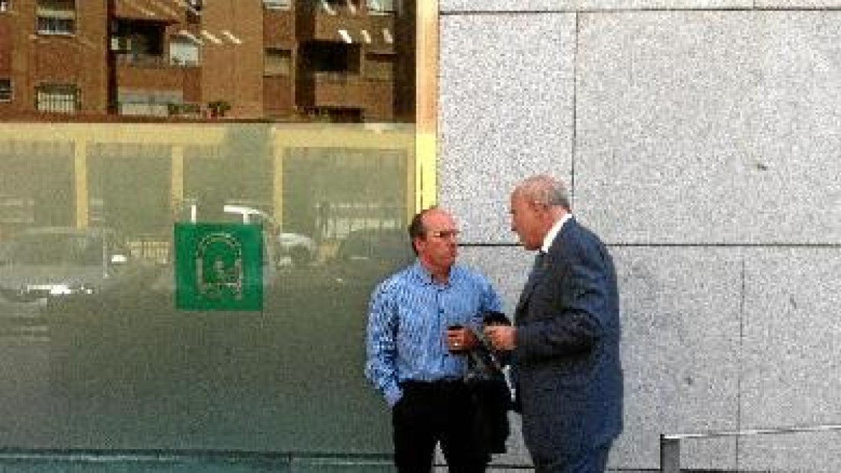 Juan Bisbal y su letrado Juan Marfil este mediodía en los juzgadostyle>.apqj{position:abso