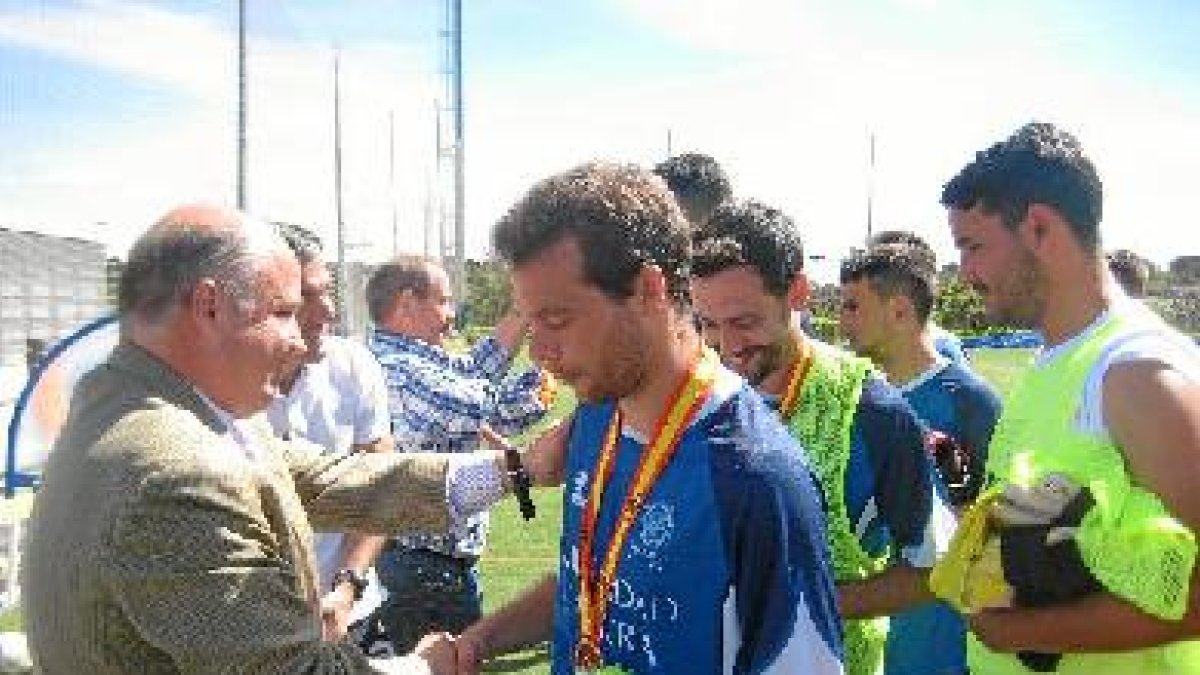 Los jugadores de, Manolo Soler, recibiendo las medallas.e;clip: