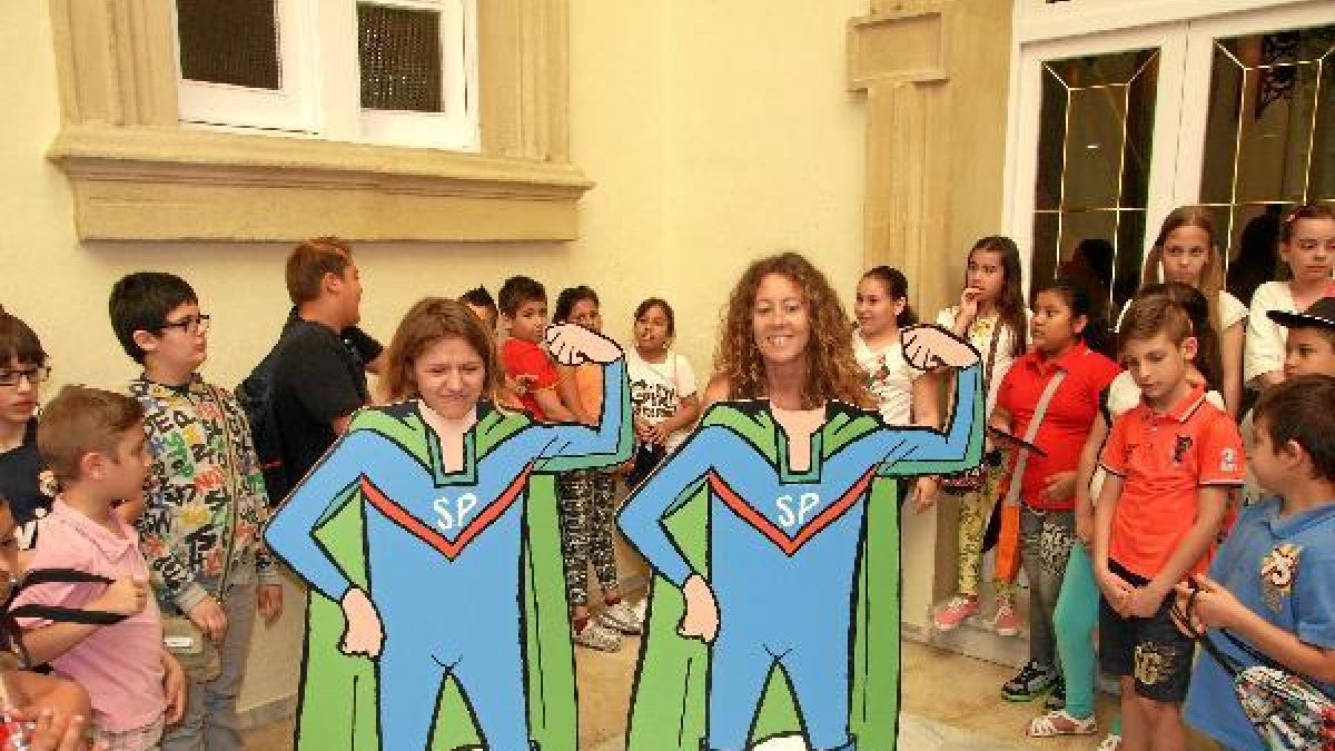 Desiré Peña, maestra del Colegio Indalo, junto a una alumna y Súper Pepotyle>.apqj{positio