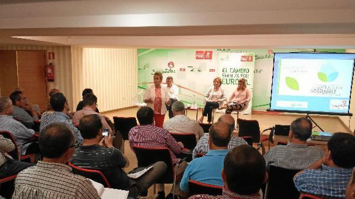 Reunión celebrada ayer con alcaldes y portavoces municipales de los ayuntamientos de la provincia.</