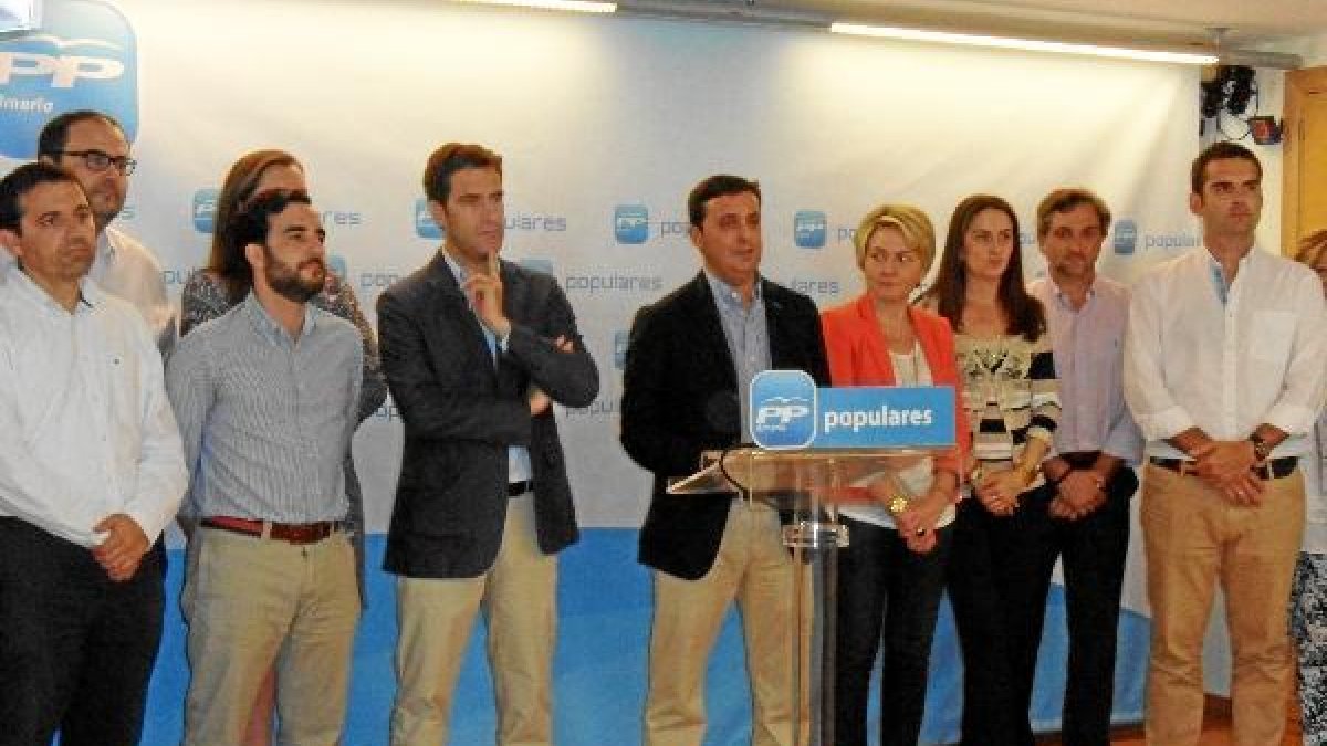 Parte del Comité de Campaña reunido ayer en la sede del Partido Popular.tyle>.apqj{positio