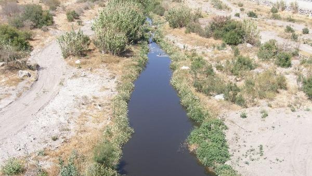 Vertidos de aguas residuales en el cauce del río Andarax.e;clip