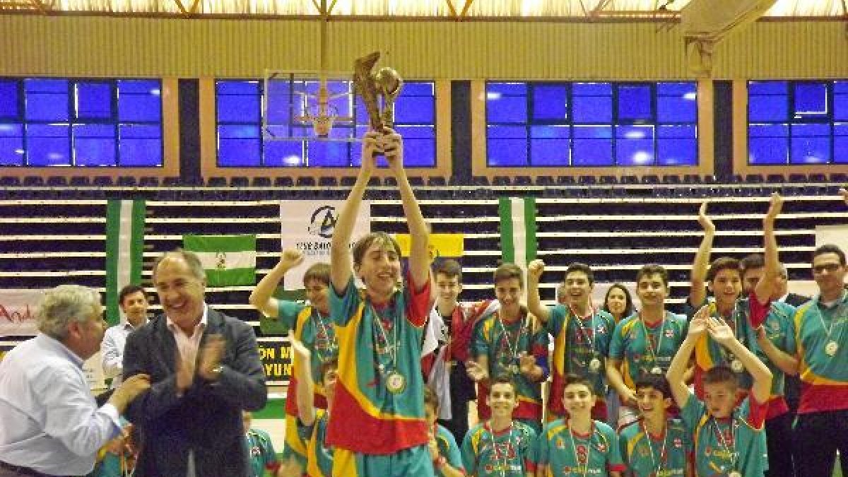 El capitán de Cajamar-CD Urci tras recibir el trofeo.e;clip:rec