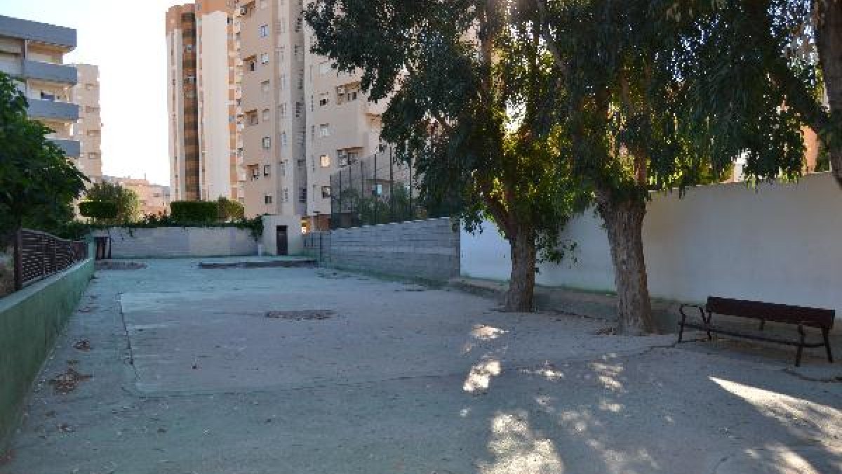 Patio que las familias del Arco Iris quieren habilitar para Educación Infantil.tyle>.apqj{