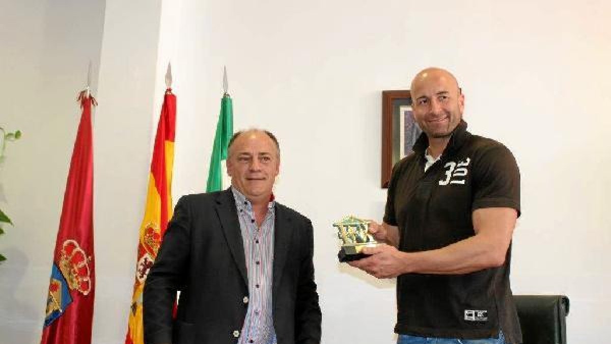 Enrique Hernando regaló a todos los jugadores del Barça.e;clip: