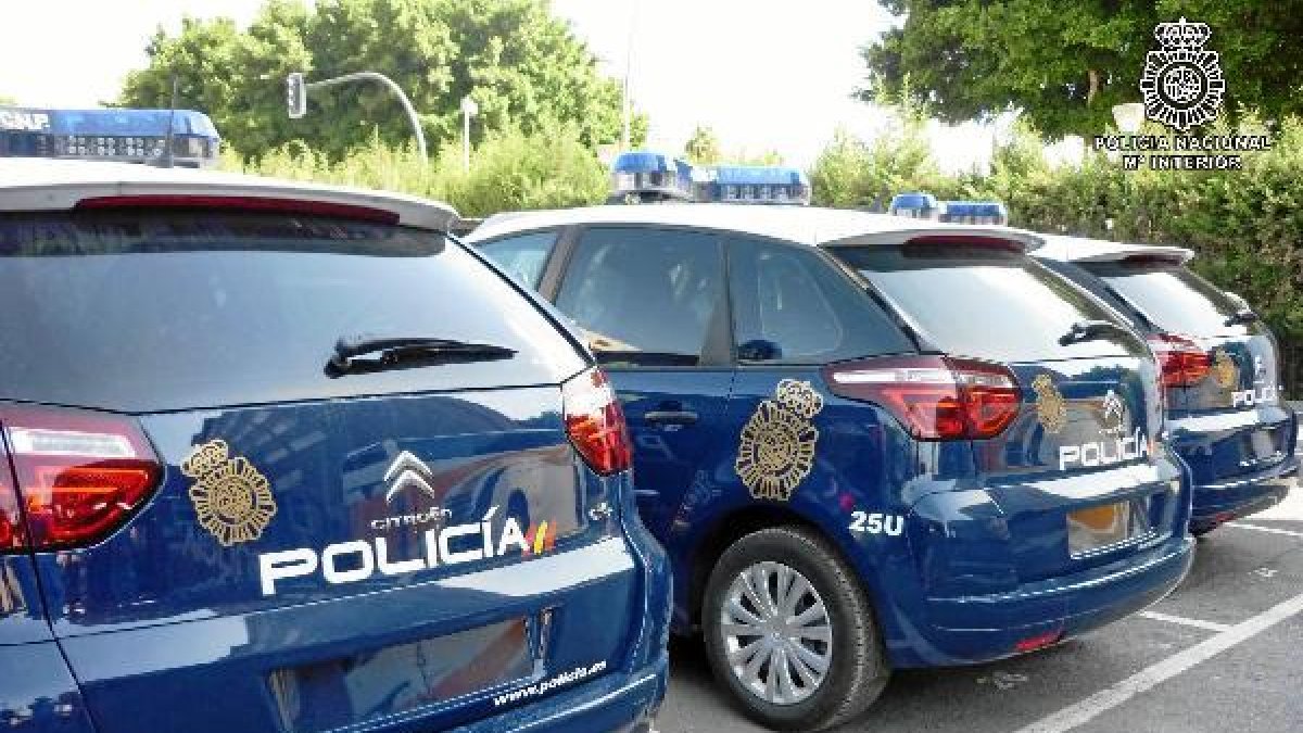 Vehículos policialeso,469px);}