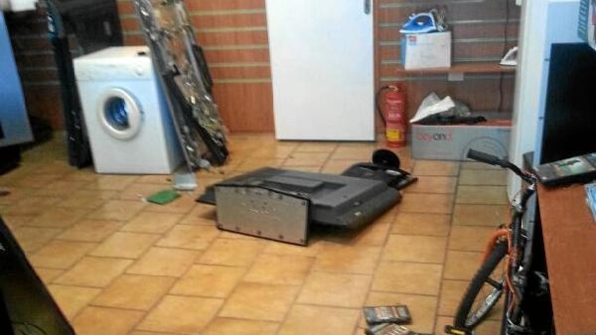 Destrozos en el establecimientoo,469p