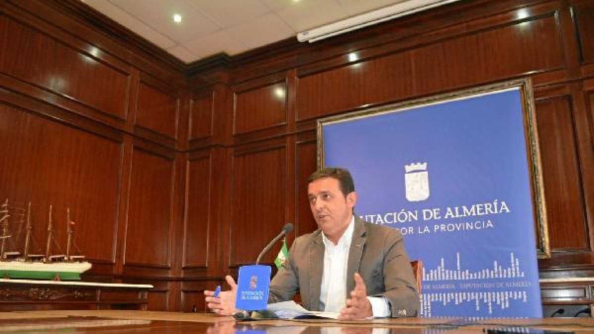 Javier Aureliano García, durante la rueda de prensa de ayer.e;c