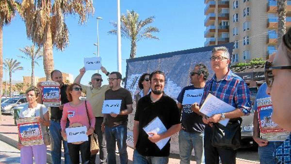 Asistentes de la plataforma a la rueda de prensa convocada en la capital.tyle>.apqj{positi