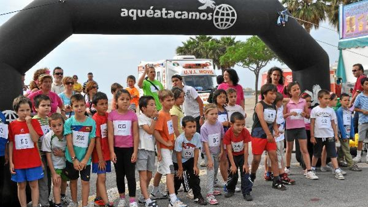 Los pequeños se preparan para tomar la salida.x