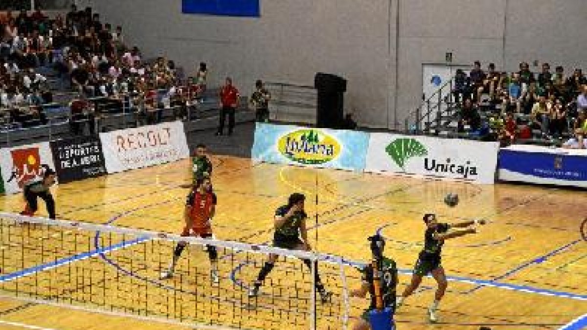 Unicaja no se rinde y peleará la décima Superliga.e;clip:rect(4