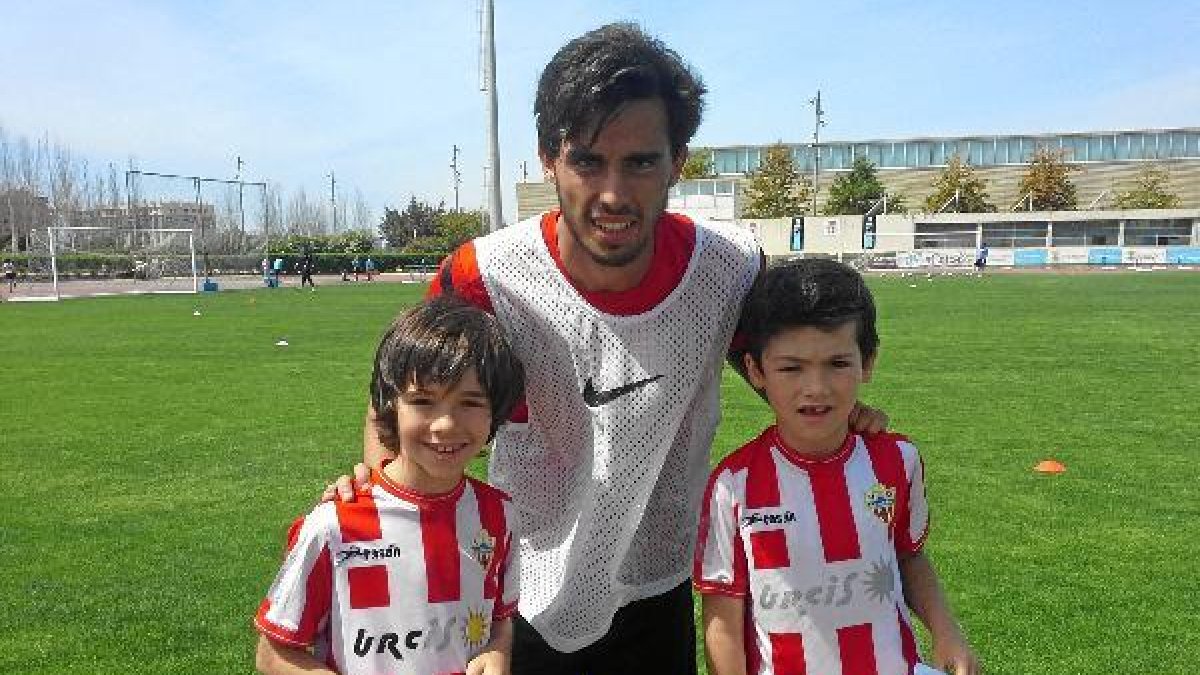 Los dos pequeños aficionados con su estrella en el campo Anexoe