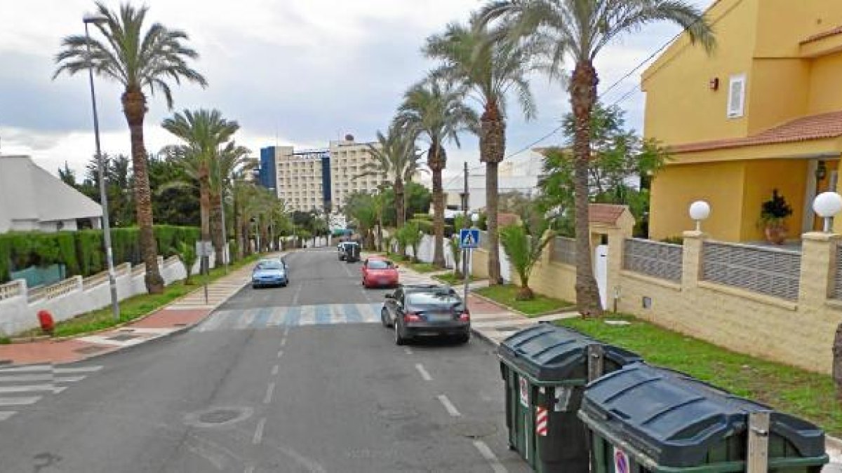 paso de peatones elevado pintado de azul, que se prohíbe en la normativa de 2008.tyle>.apq