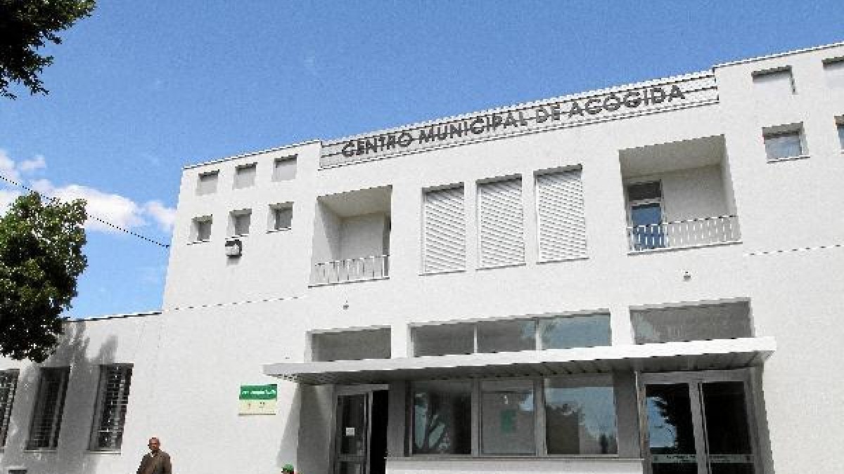 Acceso principal al Centro Municipal de Acogida.e;clip:rect(469