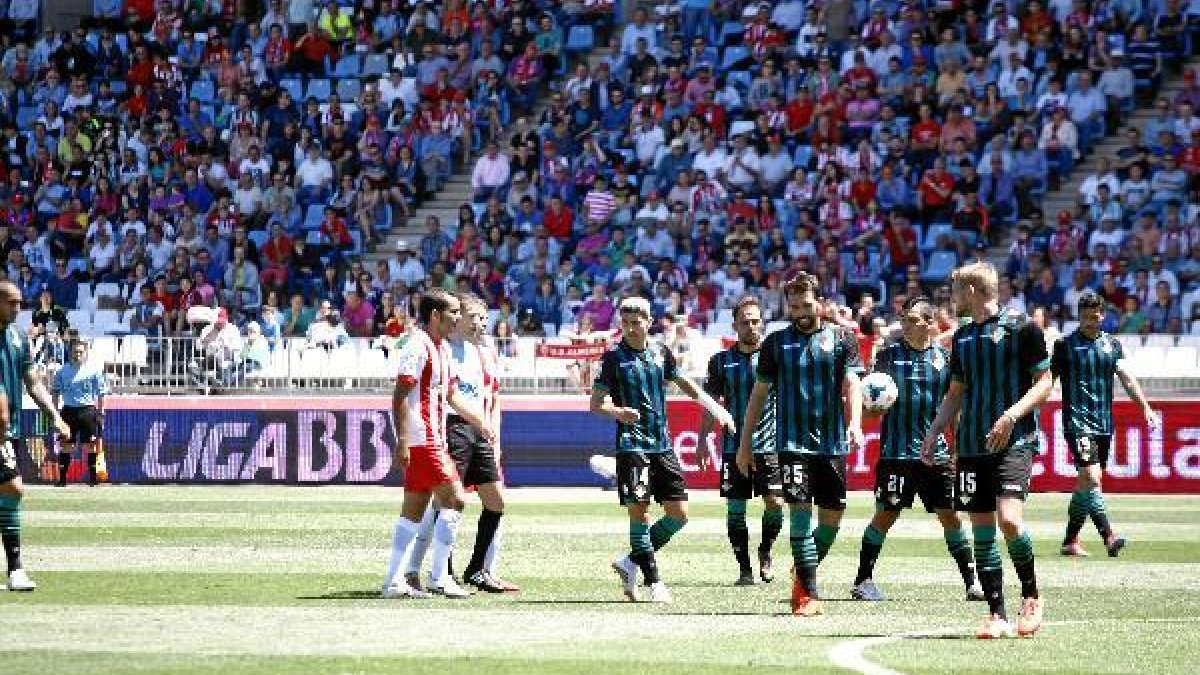 Salva Sevilla en una jugada del Almería-Betisx,