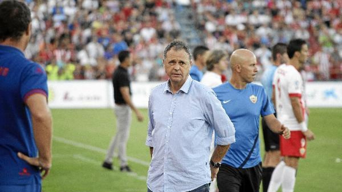 Joaquín Caparrós en el Estadio del Mediterráneo.e;clip:rect(469