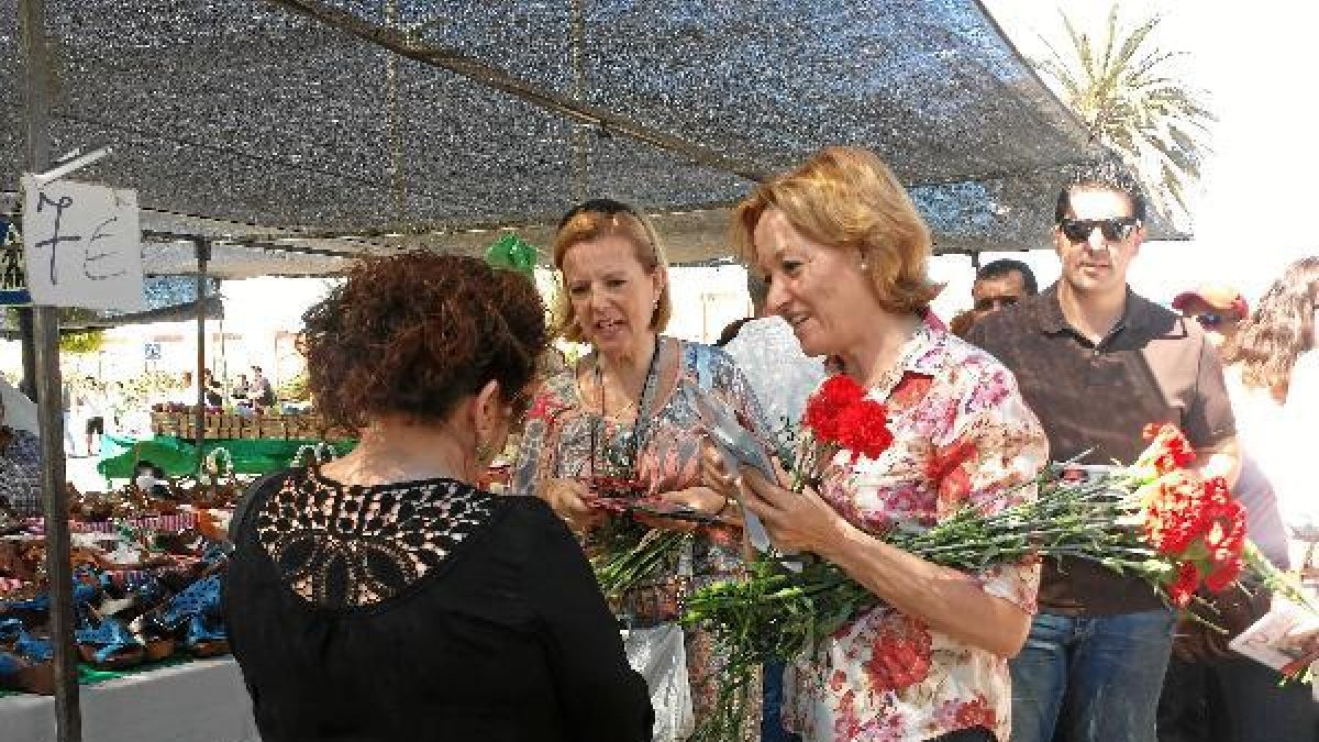 La candidata socialista Carmen Ortiz, ayer, en el mercadillo de Vega de Acá.tyle>.apqj{pos